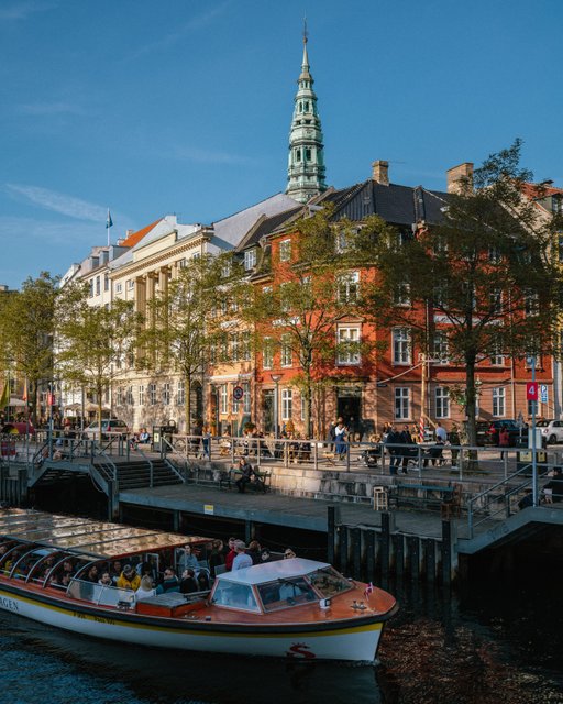 Kanalrundfart i København i påsken set fra vandet